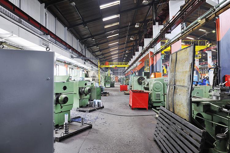 钢铁厂钢铁机械零件现代工厂室内大厅高清图片下载-正版图片300735627